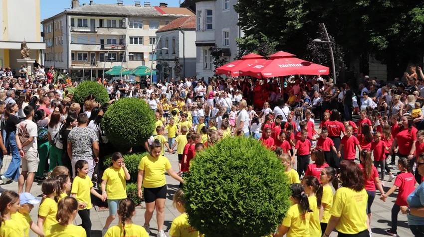 PLESNA ČAROLIJA OKUPILA 400 MALIŠANA U DERVENTI